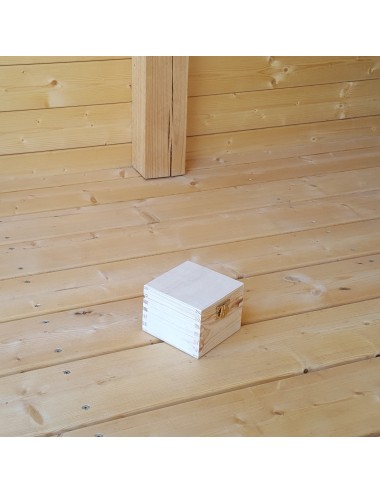 Medinė dėžutė, su užsegimu, 10x10 cm