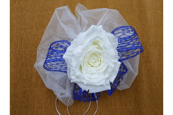 Medžiaginis kaspinas su balta gėle M1